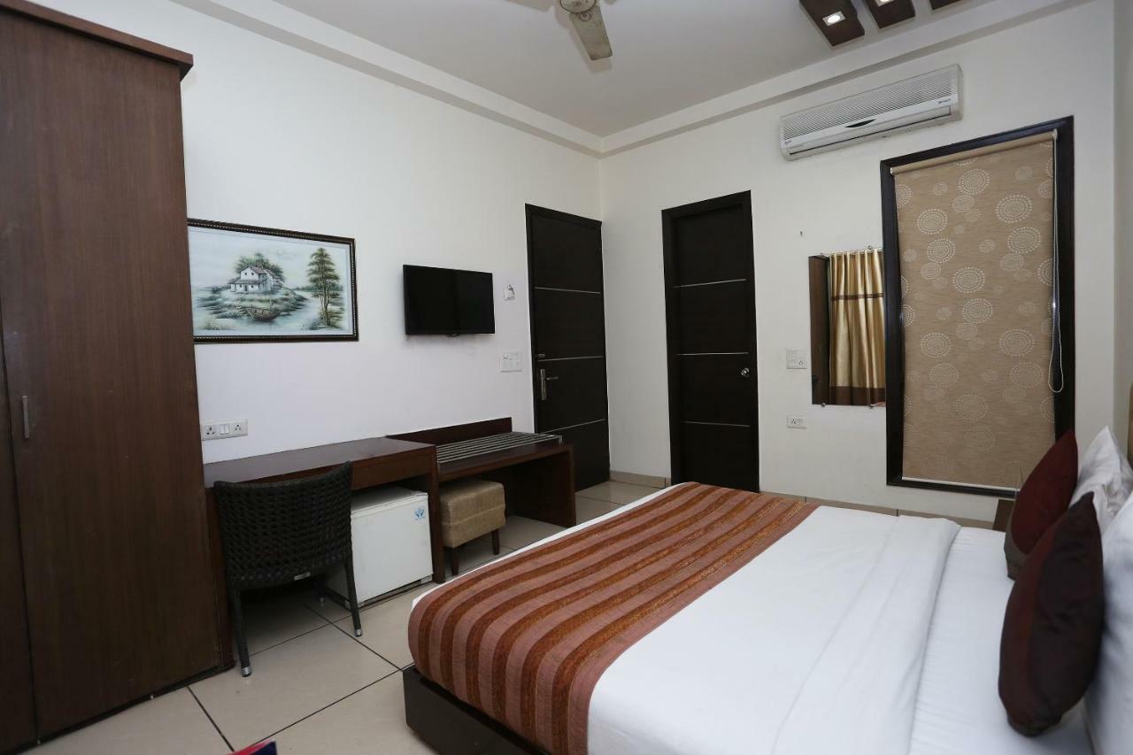 Capital O 1391 Hotel Pushpa Vilas Ghaziabad Eksteriør bilde