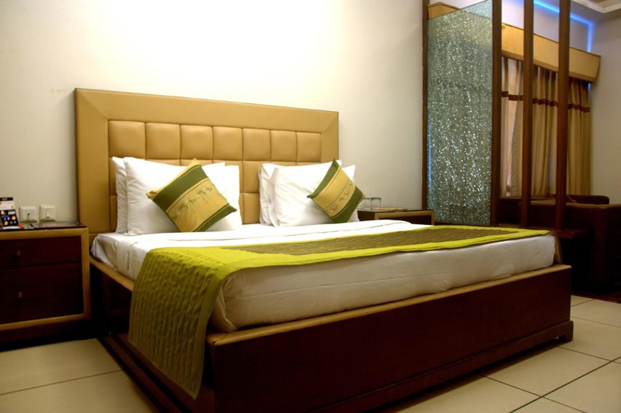 Capital O 1391 Hotel Pushpa Vilas Ghaziabad Eksteriør bilde