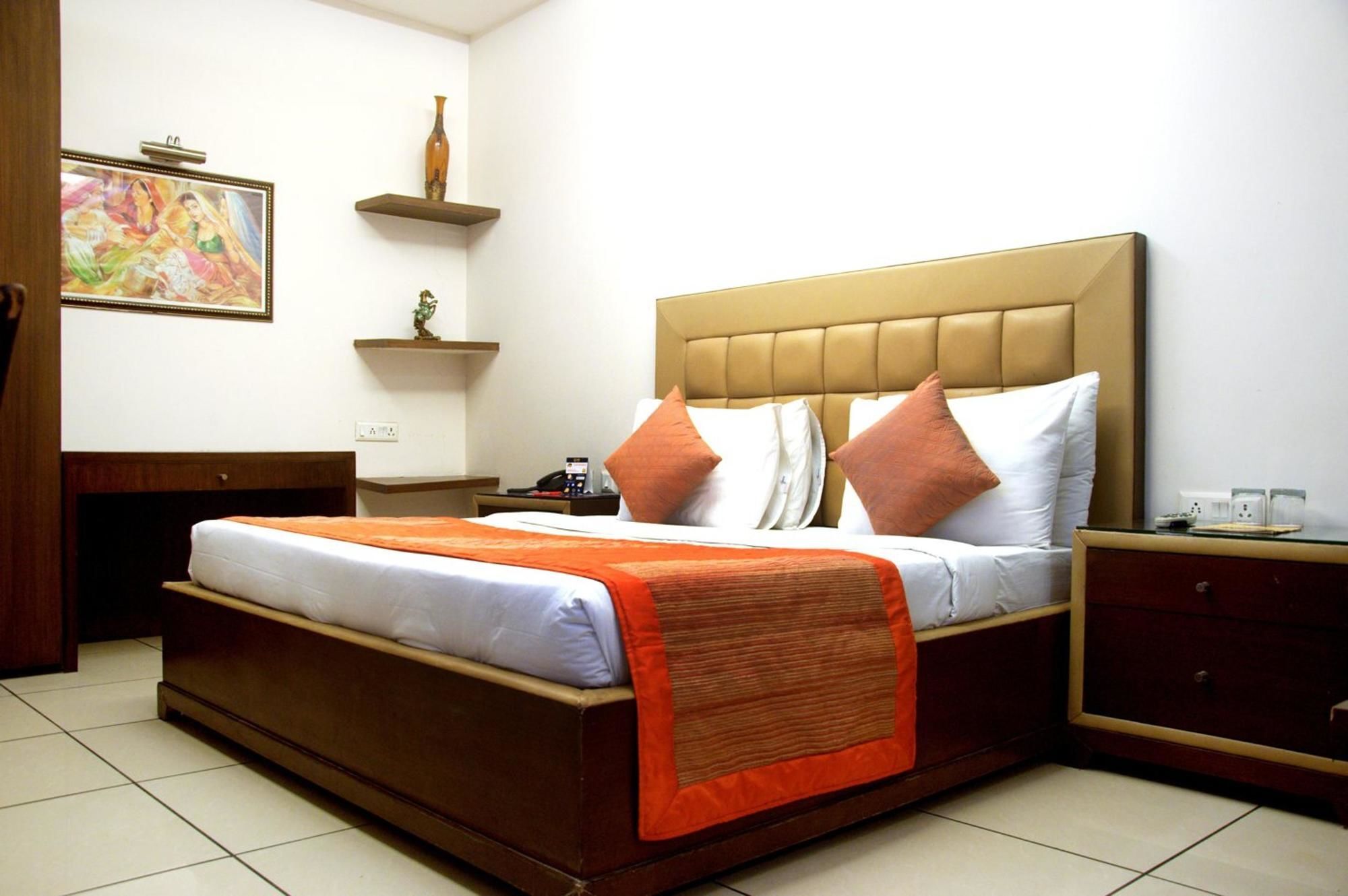 Capital O 1391 Hotel Pushpa Vilas Ghaziabad Eksteriør bilde