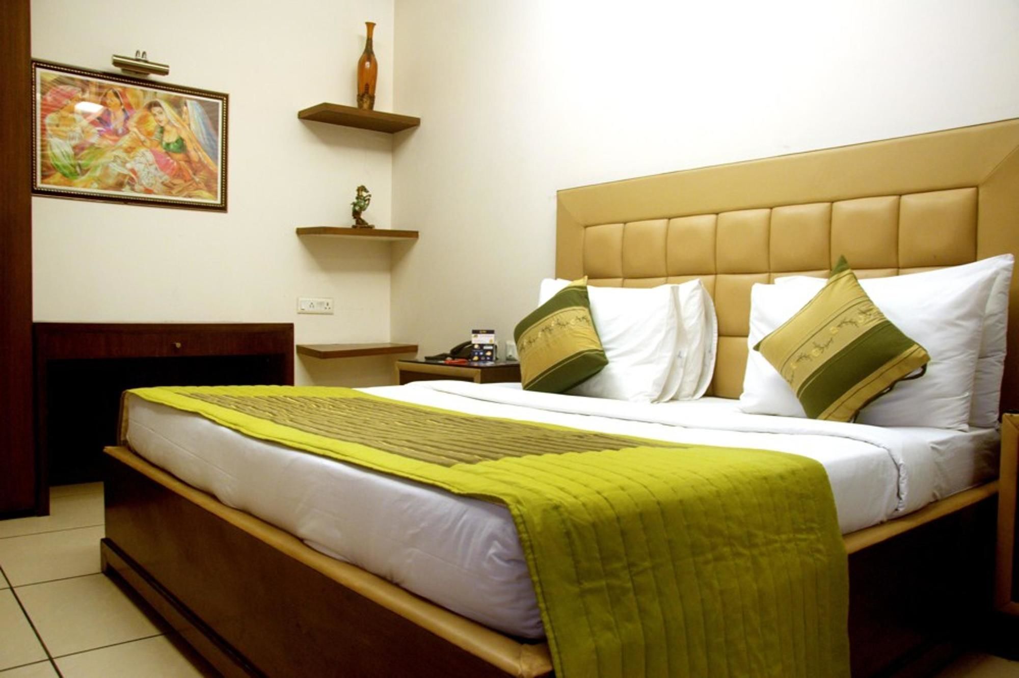 Capital O 1391 Hotel Pushpa Vilas Ghaziabad Eksteriør bilde